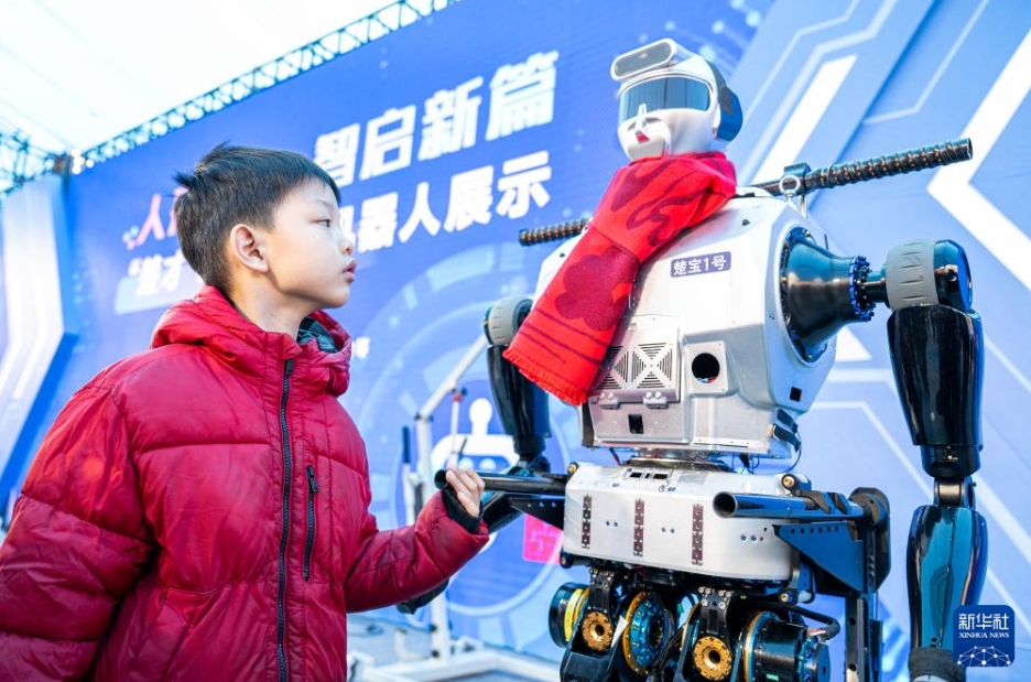 公開された人型ロボットを見学する子供（2月5日撮影・肖芸九）。