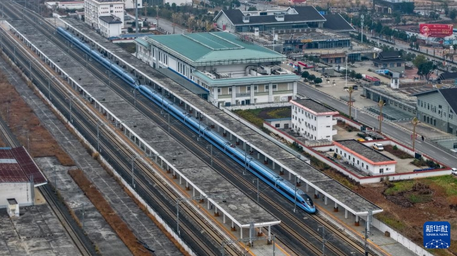 広南県駅を出発する出稼ぎ労働者専用列車D3832号（2月5日、ドローンによる撮影・彭奕凱）。