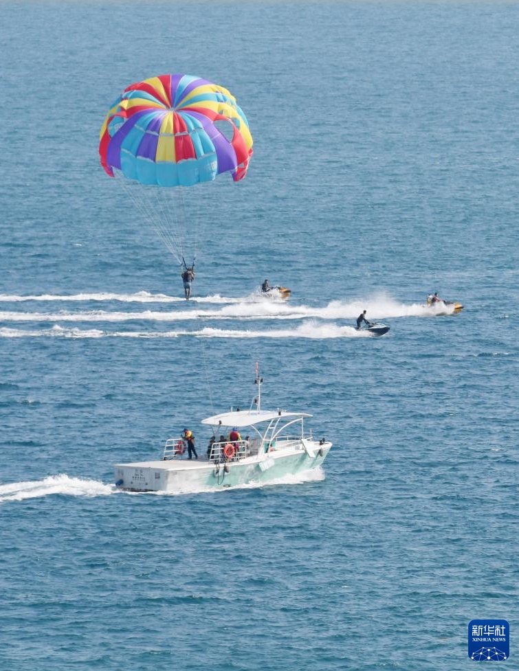 人々を魅了する常夏の三亜　ピークを避けた観光客で賑わい続く