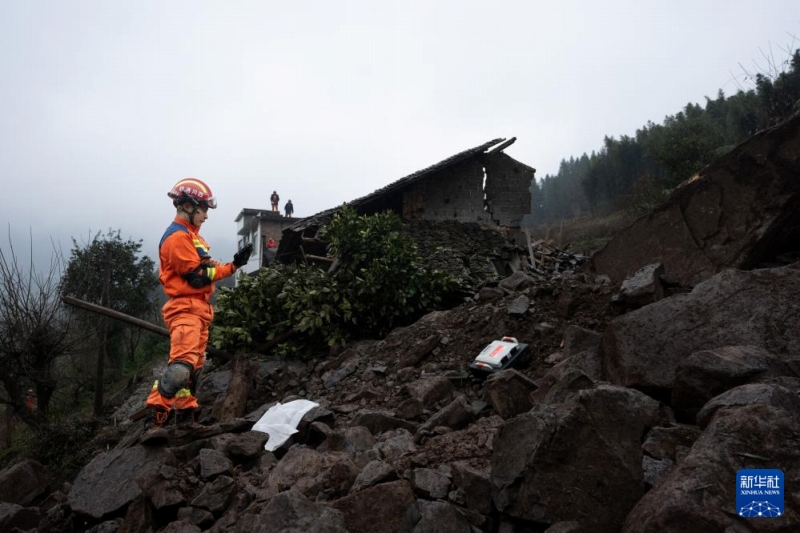 四川省宜賓市筠連県で大規模な土砂崩れ　360人が避難