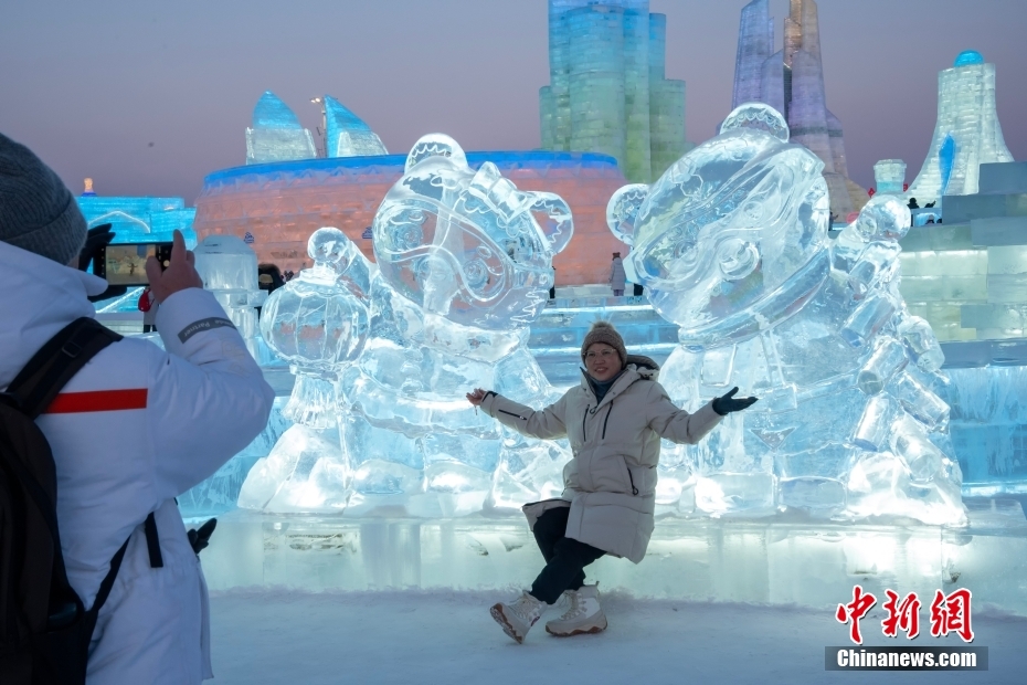 哈爾浜氷雪大世界で来園客の注目集めるアジア冬季大会テーマ景観　黒竜江省