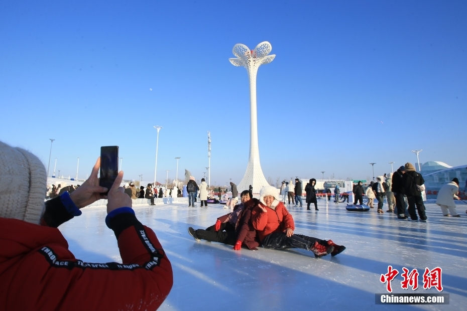 哈爾浜氷雪大世界で来園客の注目集めるアジア冬季大会テーマ景観　黒竜江省