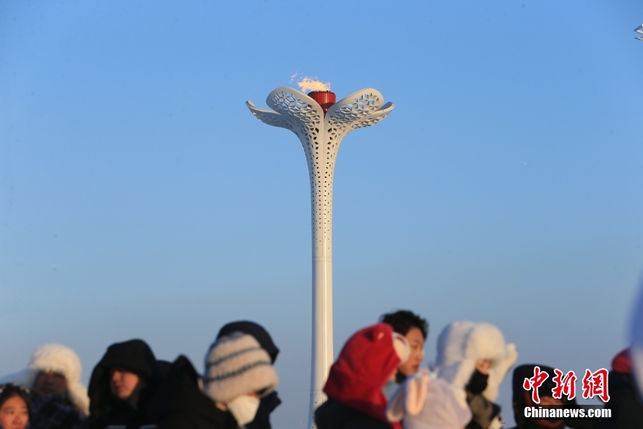 哈爾浜氷雪大世界で来園客の注目集めるアジア冬季大会テーマ景観　黒竜江省