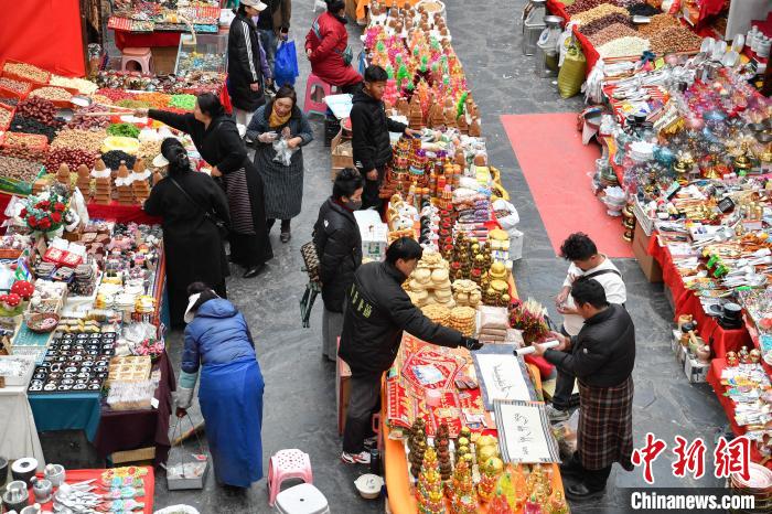 西蔵拉薩に漂うチベット暦の新年に欠かせない菓子の香り