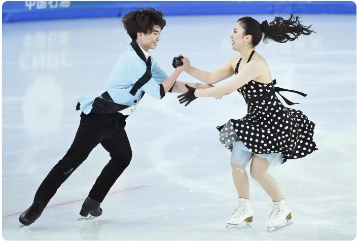 スコア68.88をマークして首位に立った日本の吉田唄菜（写真右）/森田真沙ペア。