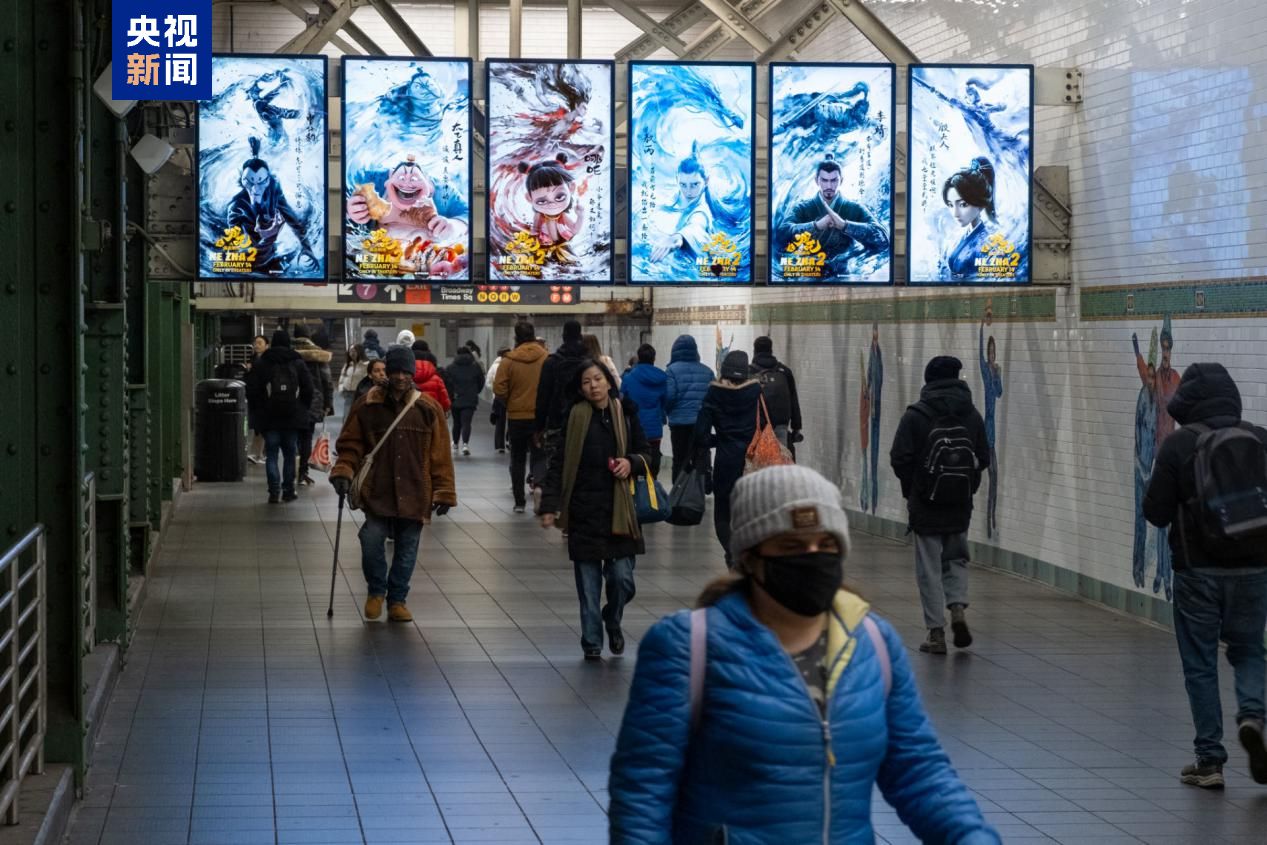 ニューヨークの利用者の多い地下鉄駅構内に設置された映画「哪吒之魔童閙海」のデジタルサイネージ。