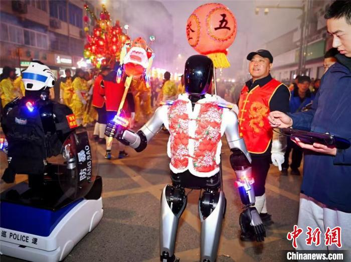 浙江省金華市婺城区で、竜のランタンを持って踊るロボット。（写真提供：曹静怡）