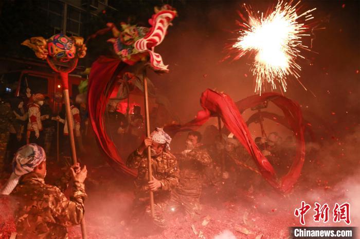 無形文化遺産「富川上灯炸竜節」で祝う元宵節　広西・賀州