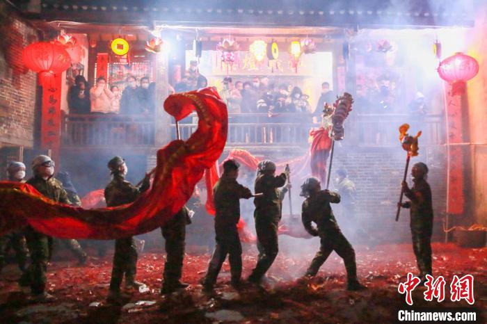 無形文化遺産「富川上灯炸竜節」で祝う元宵節　広西・賀州