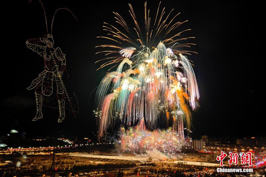 夜空で披露されたハイテク感満載のドローンショーと華麗な花火ショー（撮影・劉文潔）。