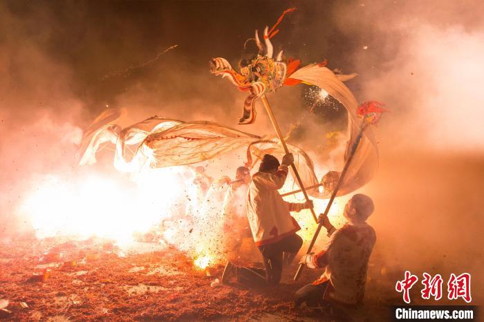 無形文化遺産「富川上灯炸竜節」で祝う元宵節　広西・賀州