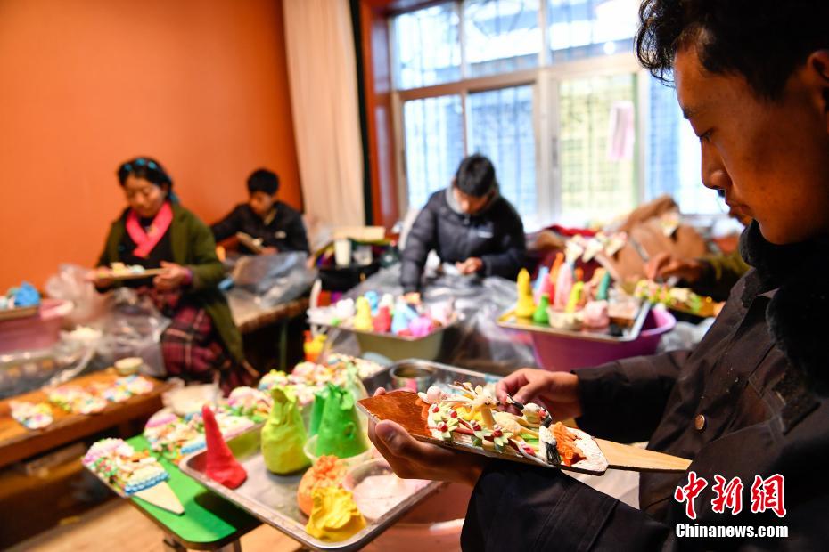 蔵暦新年を控え「酥油花」の制作に追われる職人　西蔵・拉薩