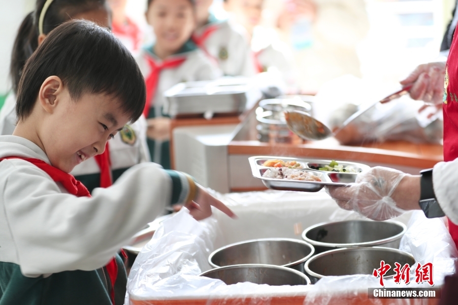 新学期最初の給食を楽しむ　北京