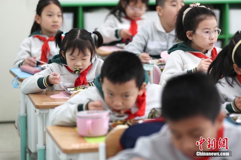 新学期最初の給食を楽しむ　北京