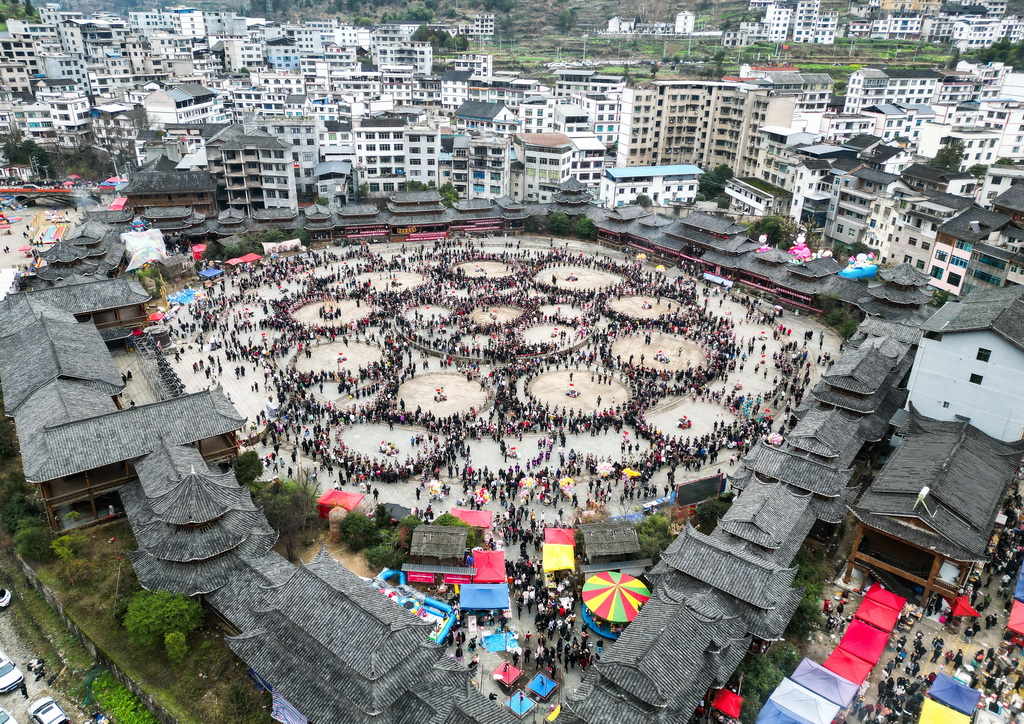 苗族の伝統的な踊り「蘆笙舞」で祝う「甘囊香」蘆笙節　貴州省凱里