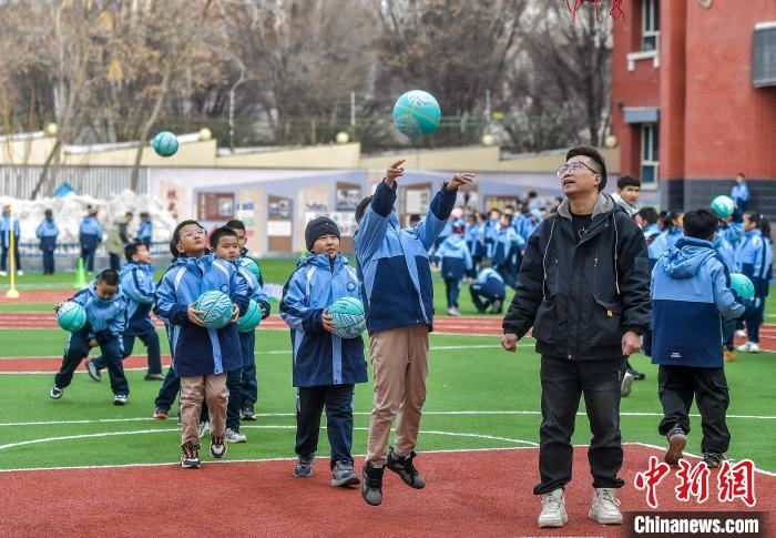 新学期スタートした小学校で休み時間が延長に　新疆・烏魯木斉