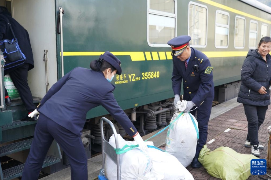 山岳地帯の秦巴山区を走る鈍行列車