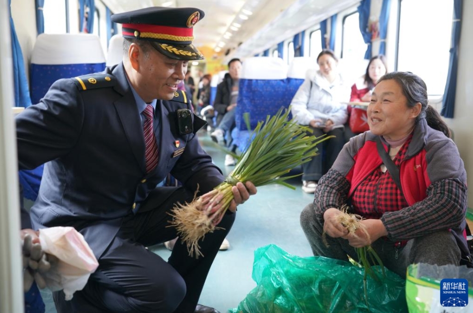 山岳地帯の秦巴山区を走る鈍行列車