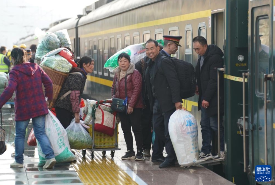 山岳地帯の秦巴山区を走る鈍行列車