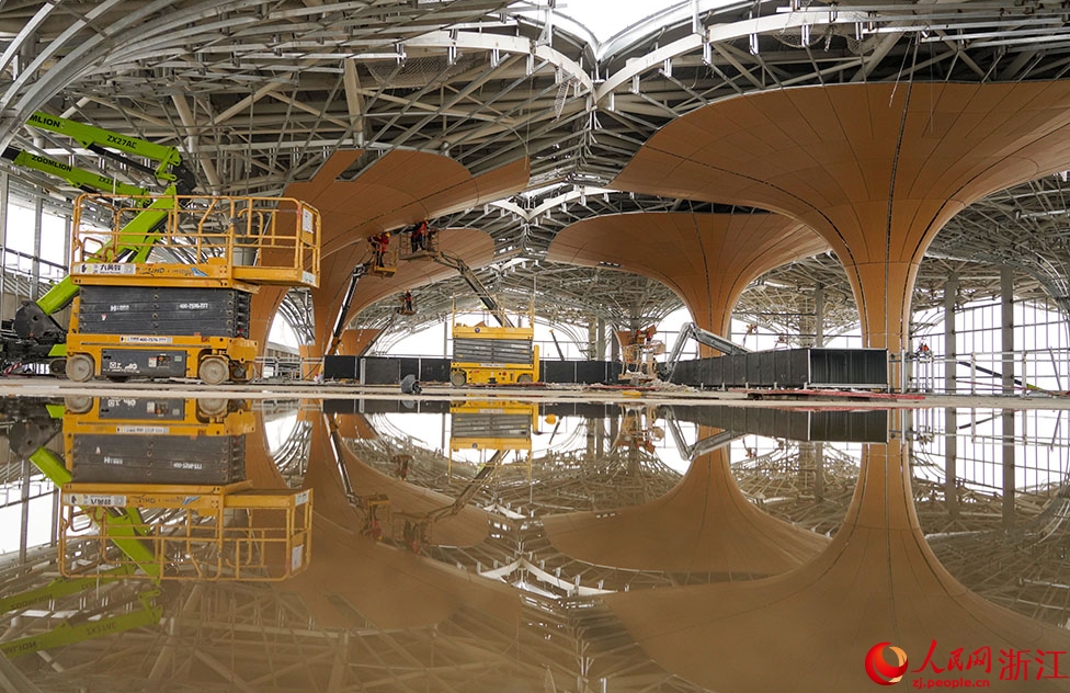 工期に間に合わせるため、急ピッチで作業が進められる南湖空港の建設現場（撮影・章勇涛）。