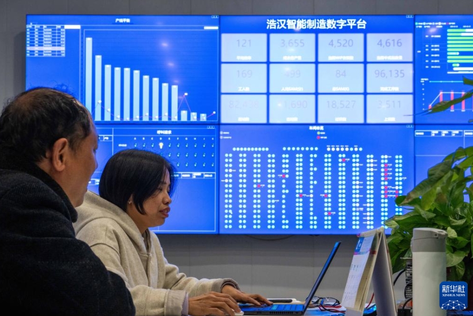 沅江高新（ハイテク）区アパレル産業園にあるアパレル企業でスマート製造デジタルプラットフォームによって工場の生産状況を確認するスタッフ（2月24日撮影・陳思汗）。