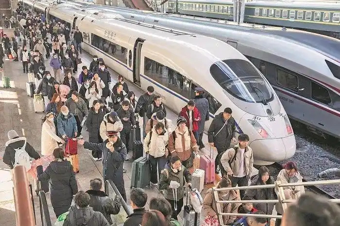 北京駅のホームを歩く旅客（2月22日撮影・王偉偉）。