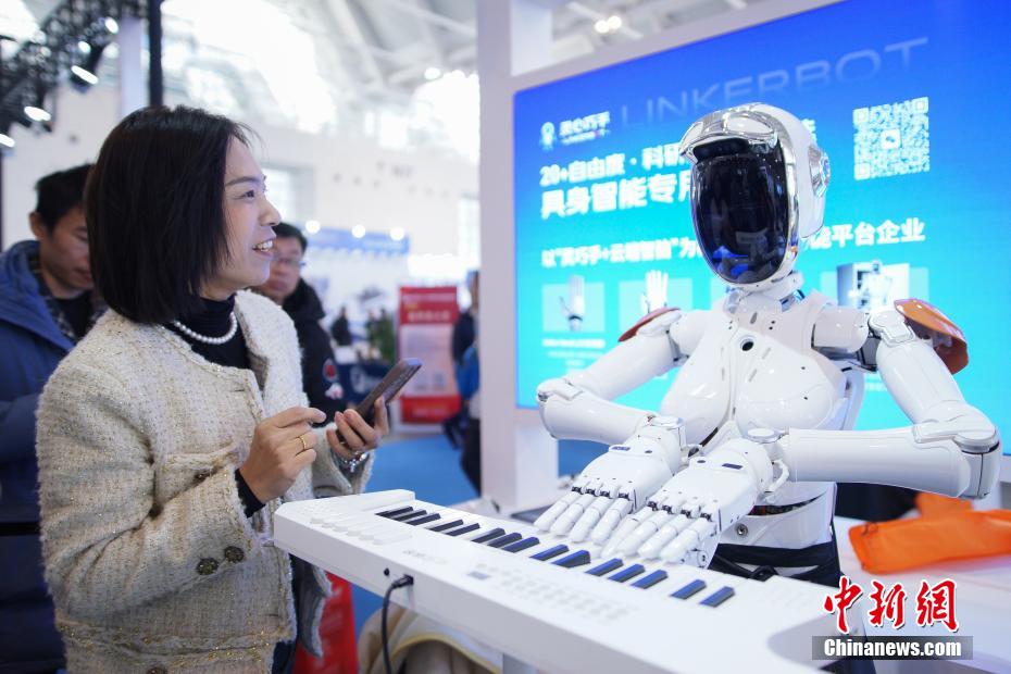 天津工業博覧会が開幕　注目を集めるスマート人型ロボット