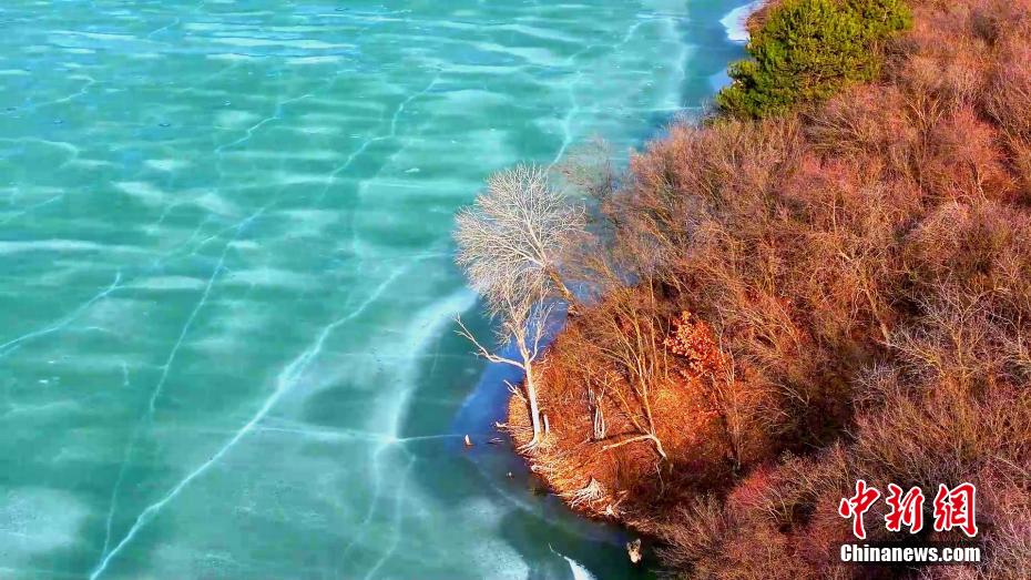 エメラルド色のダム湖が織りなす幻想的な春景色　陝西省