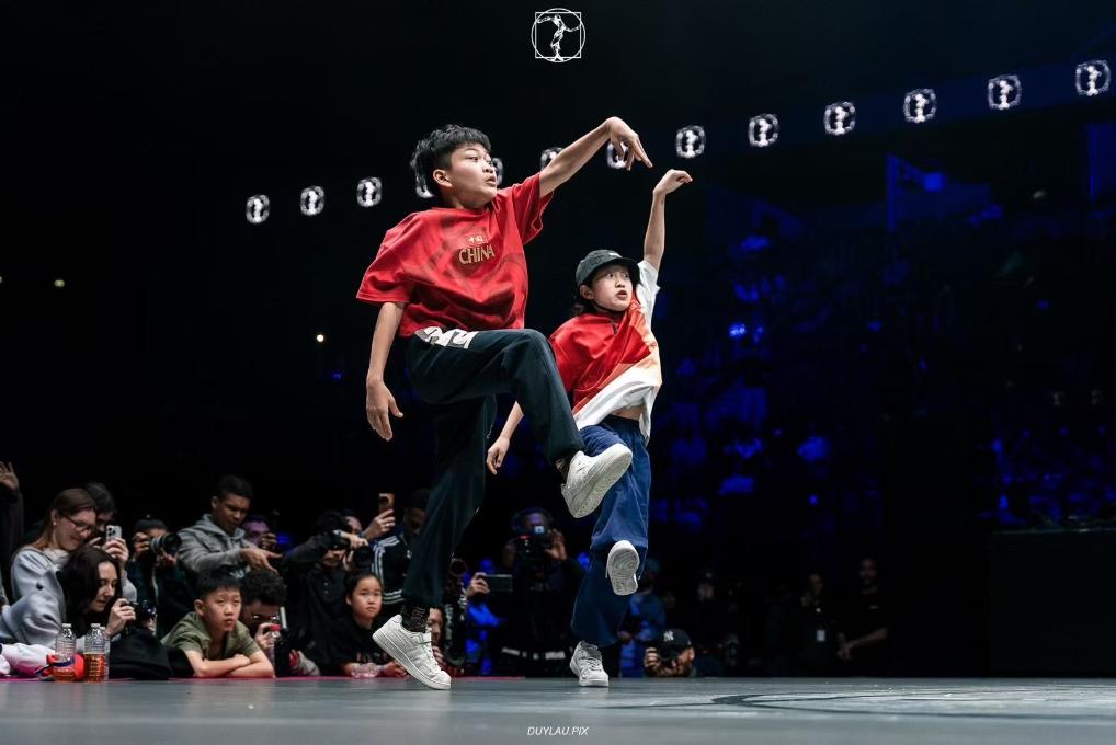 中国テイストのストリートダンスでダンスバトルを盛り上げる2人の中国人少年