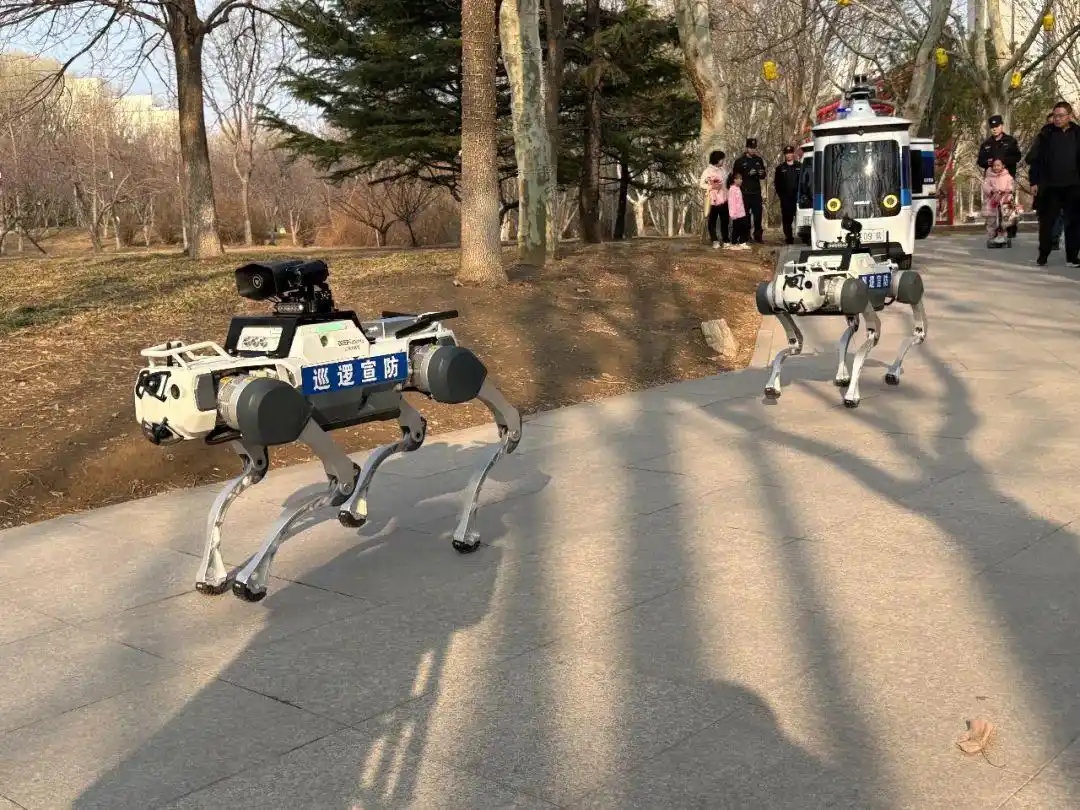 北京経済技術開発区、ロボット犬と自動運転車両が巡回警備