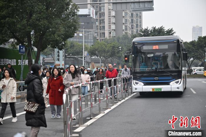 移動カードリーダーで路線バスの混雑を解消　四川省成都