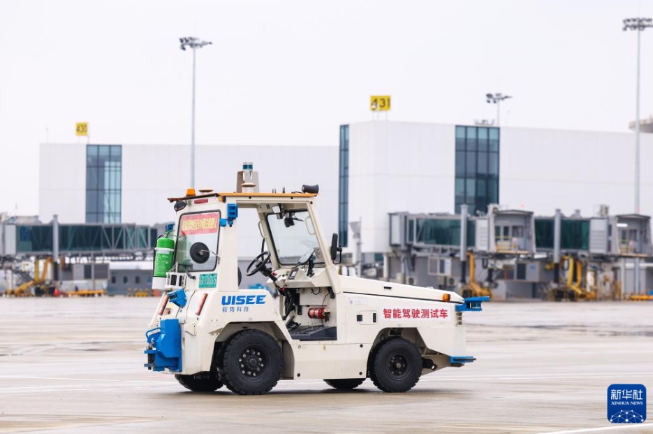 杭州空港駐機場で自動運転トーイングカーの試運転開始　浙江省