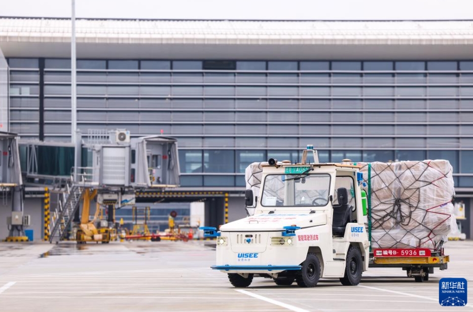 杭州空港駐機場で自動運転トーイングカーの試運転開始　浙江省