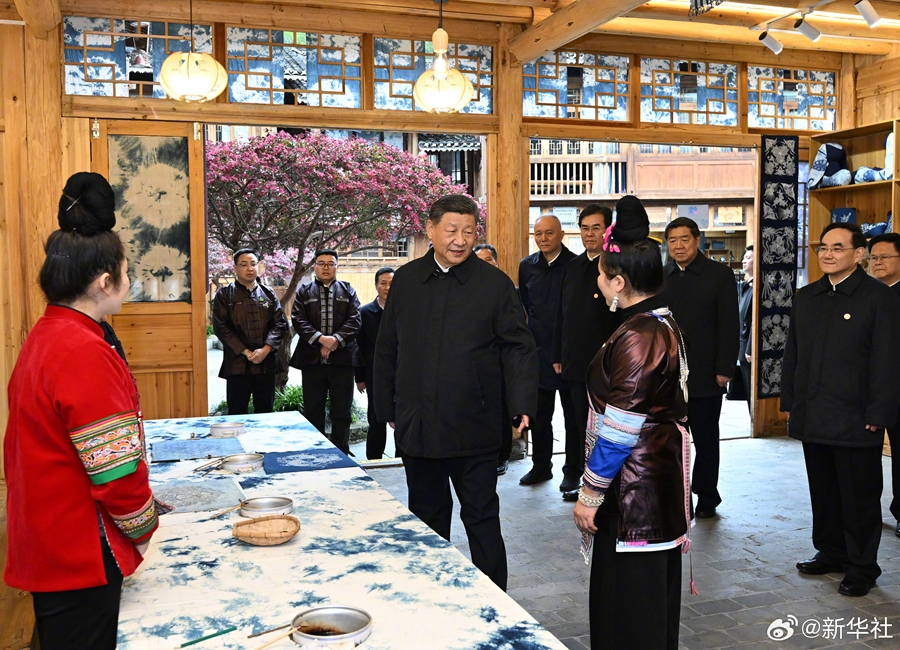 習近平総書記「民族的な特色は古く質朴であると同時にファッショナブル」