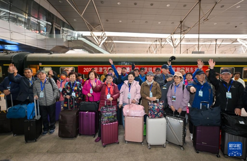 天津駅で観光列車に乗る前に記念写真を撮影する旅客たち（3月15日撮影・孫凡越）。