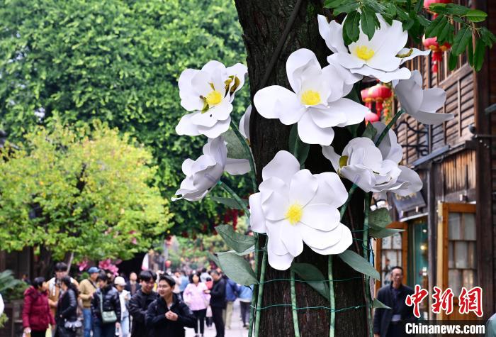 木の幹に巨大造花添え「花束」に　福建省福州