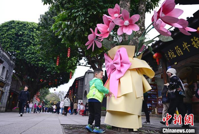 木の幹に巨大造花添え「花束」に　福建省福州