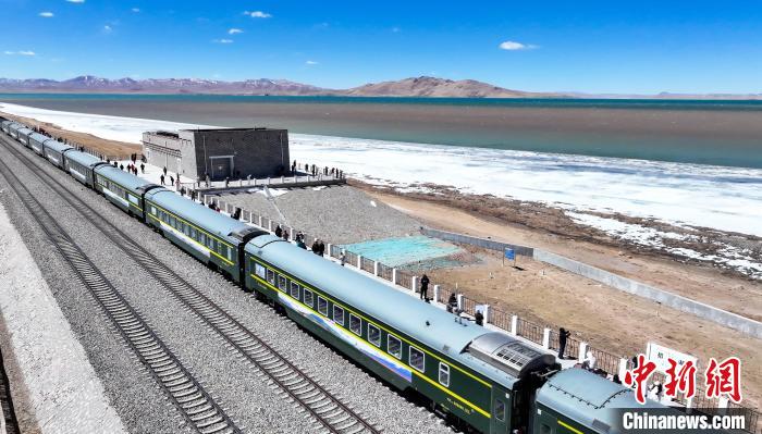 錯那湖に広がる2色の湖水が交わる景観　西蔵・安多
