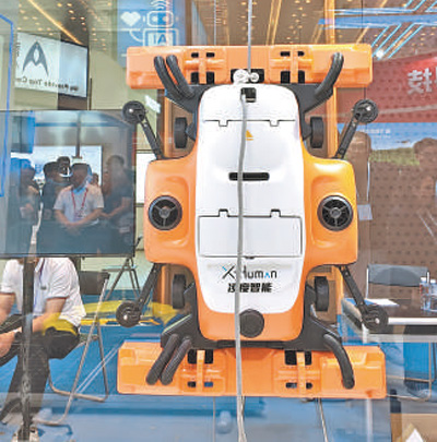 高所平面カーテンウォール清掃ロボット。