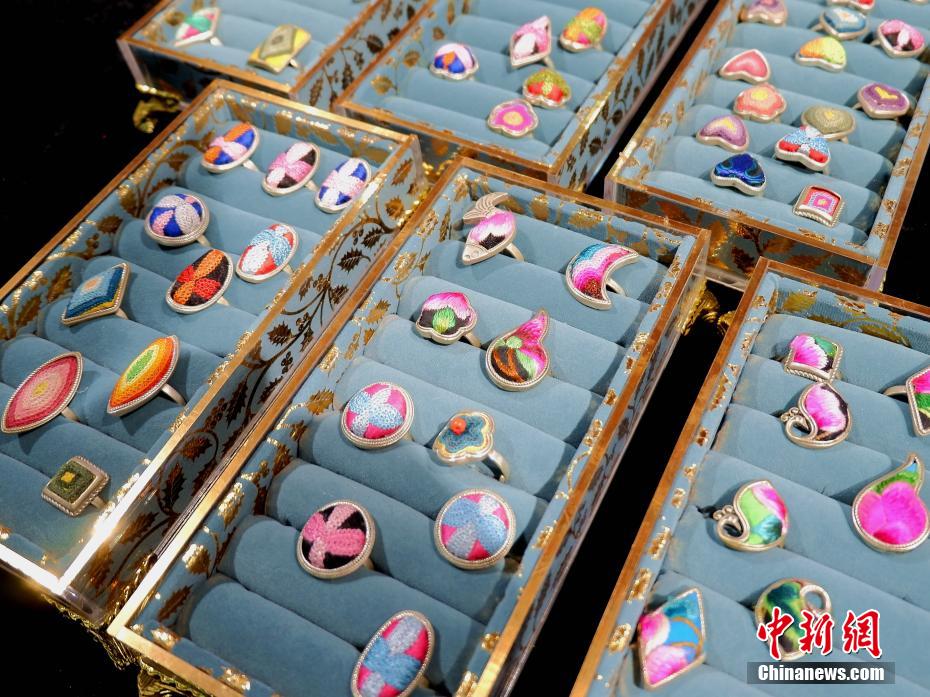 伝統とファッションを融合させた土族の刺繍技法　青海省