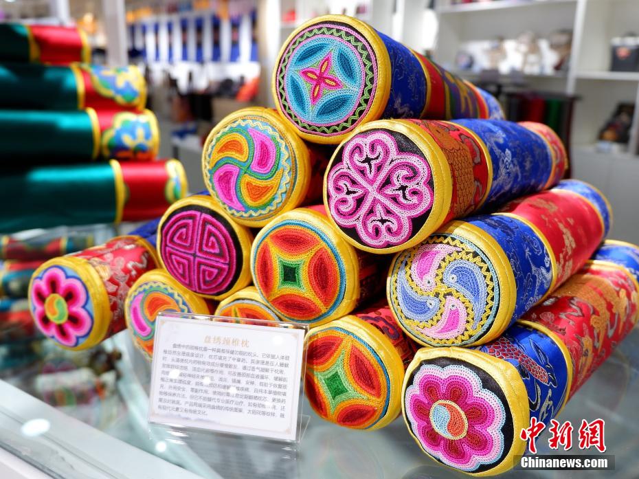 伝統とファッションを融合させた土族の刺繍技法　青海省