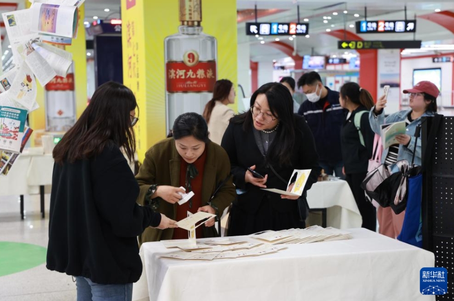 蘭州地下鉄駅構内に「読書」がテーマのポップアップストア登場　甘粛省