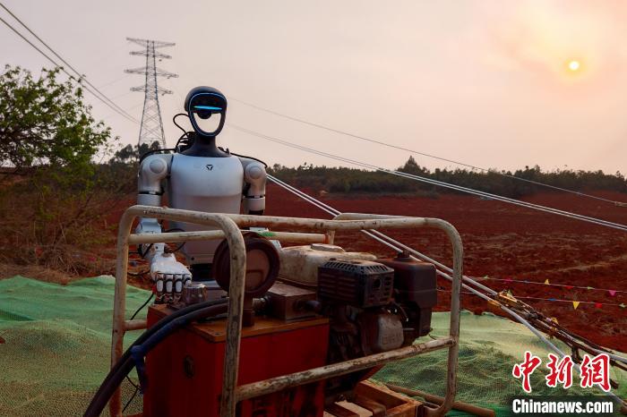 圧着作業を行う人型ロボット（撮影・陳波）。
