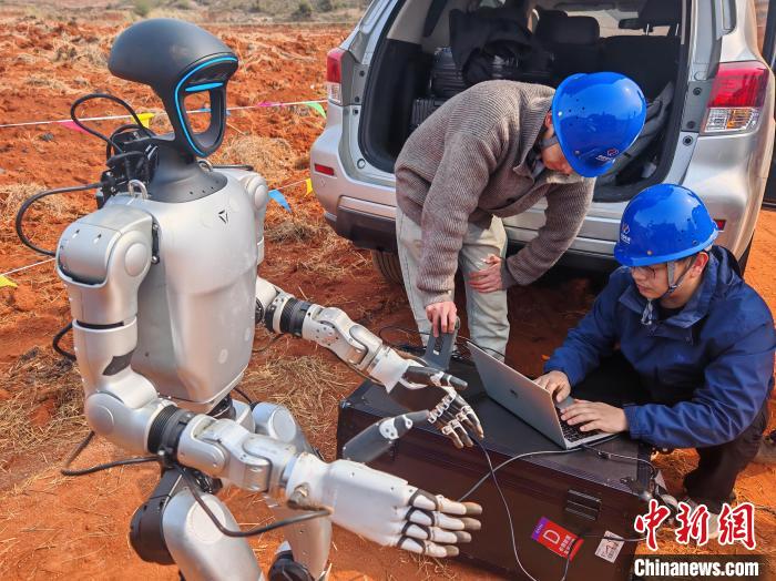 人型ロボットを調整する作業員（撮影・馬莎）。