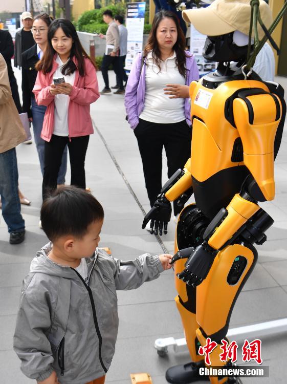 来場者とロボットが交流する様子（撮影・韓氷）。