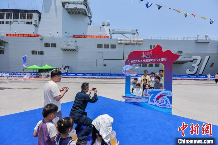 強襲揚陸艦「海南」が中国大陸部で初公開　海南省