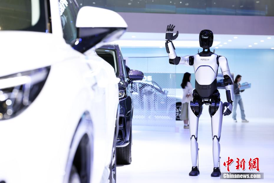 上海モーターショー2025で人型ロボットが「セールスアドバイザー」