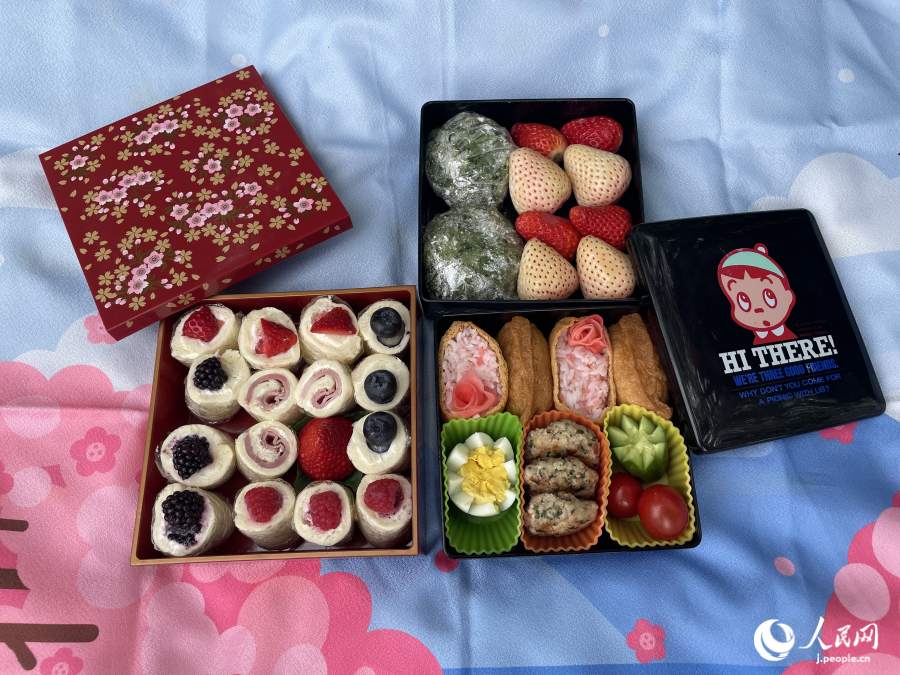 A姐とG姐作のお花見弁当（撮影・勝又あや子）。