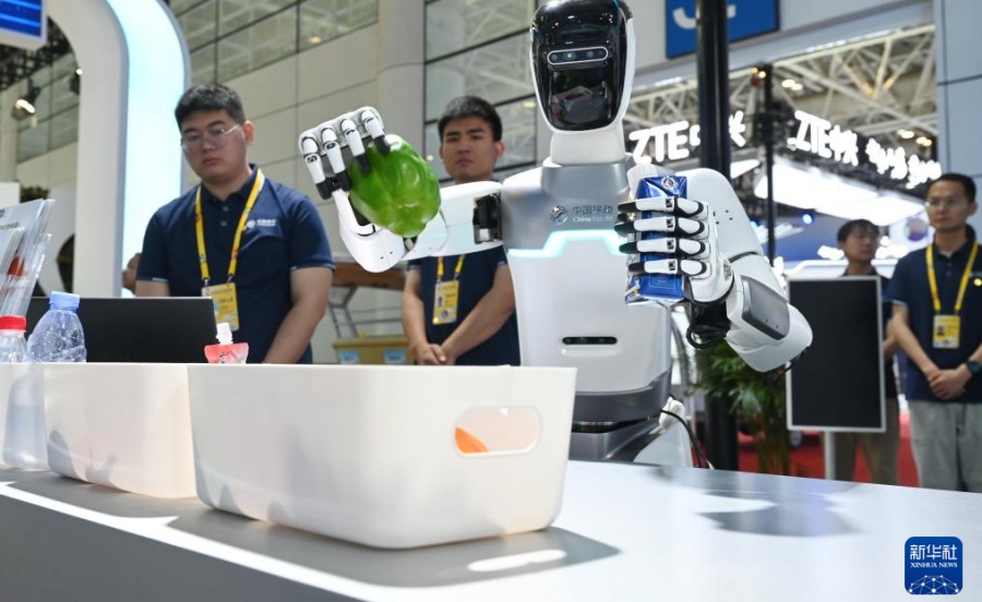 29日、中国移動の展示ブースで操作パフォーマンスを披露するロボット「小智」。