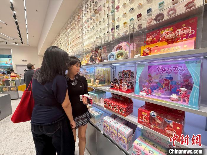 5月2日、江西省南昌市の「谷子」店でお気に入りのグッズを選ぶ観光客（撮影・劉思偉）。